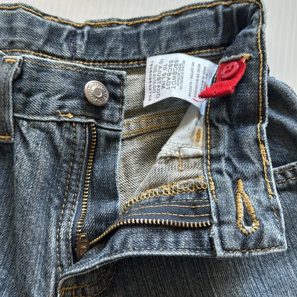 Wrangler 100% cotton, 5 pockets jeans.  Boys size 10 slim